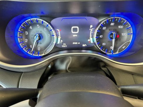 Used 2023 Chrysler Pacifica Touring-L FWD image 12