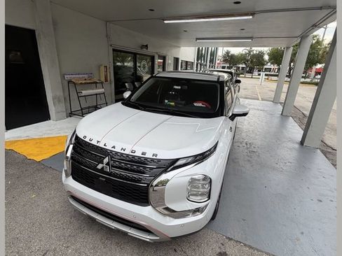 Used 2024 Mitsubishi Outlander SE FWD image 1