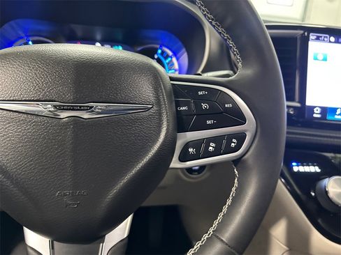 Used 2022 Chrysler Pacifica Touring-L image 20