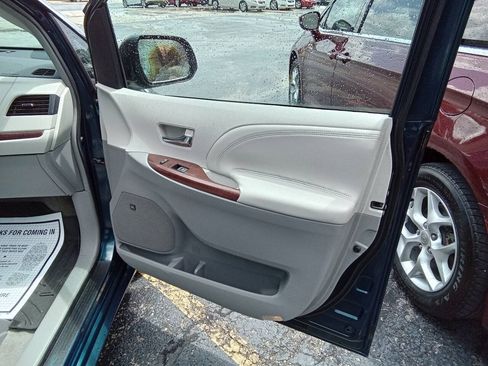 Used 2011 Toyota Sienna Limited w/ Entertainment Pkg FWD image 5