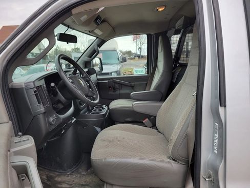 Used 2020 Chevrolet Express 3500 LS RWD image 2