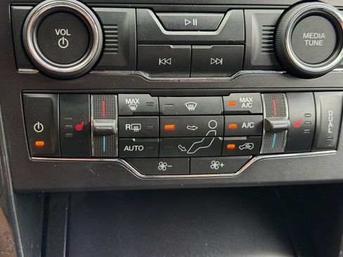 Used 2019 Ford Explorer XLT w/ Equipment Group 202A FWD image 21