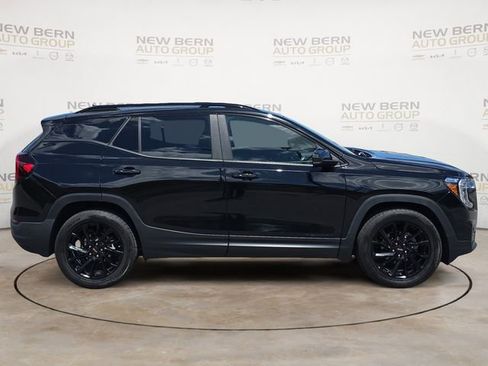 Used 2024 GMC Terrain SLE w/ Driver Convenience Package FWD image 6