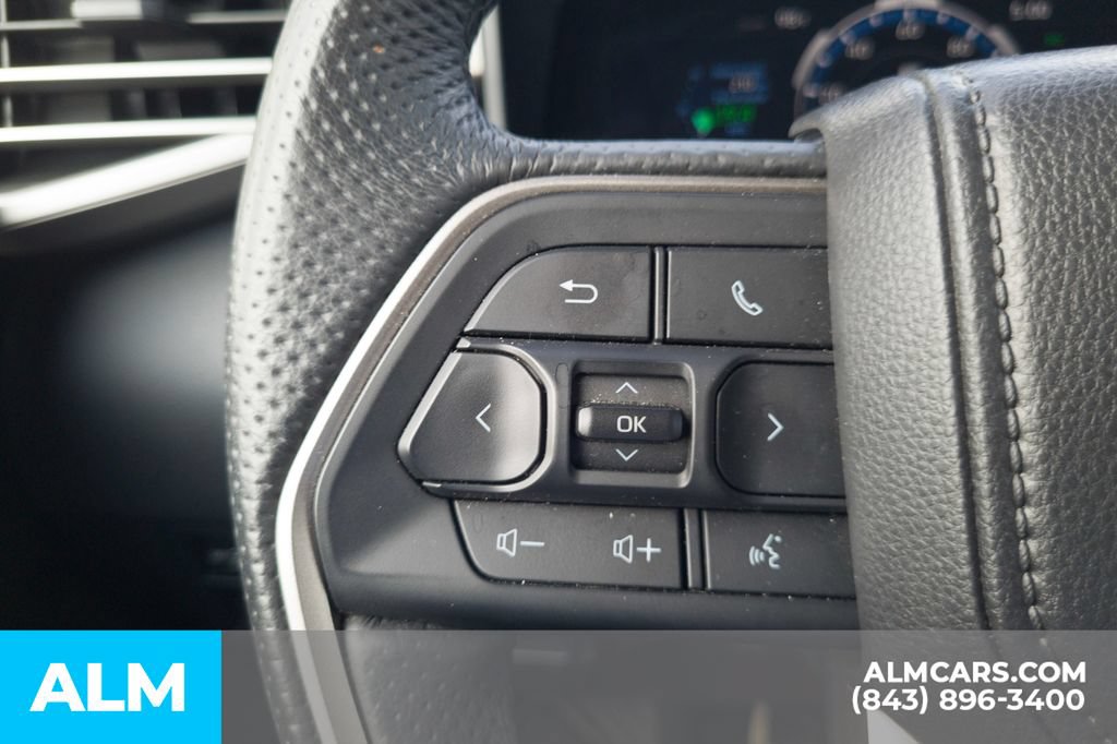 Used 2025 Toyota Sequoia SR5 AWD/4WD image 30