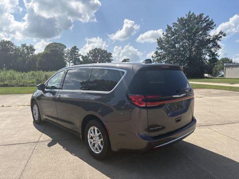 Used 2023 Chrysler Pacifica Touring-L FWD image 6