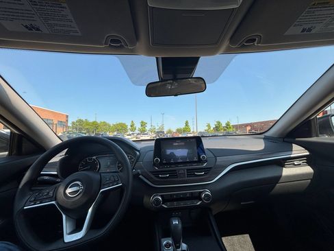 Used 2025 Nissan Altima 2.5 SV FWD image 33