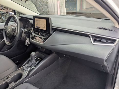 Used 2025 Toyota Corolla LE image 30