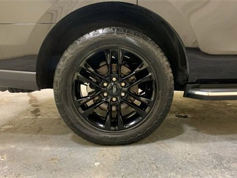 Used 2023 Ford Expedition XLT image 16