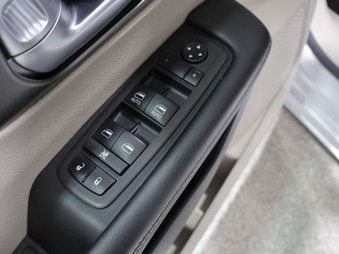Used 2024 Chrysler Pacifica Touring-L FWD image 13