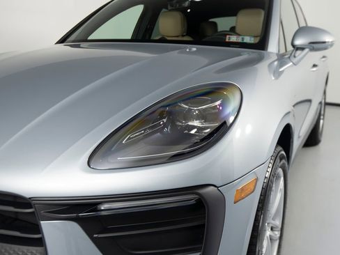 Certified 2025 Porsche Macan image 14