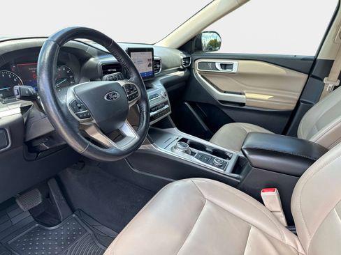 Used 2022 Ford Explorer XLT w/ Equipment Group 202A AWD/4WD image 33