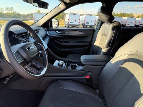 New 2025 Jeep Grand Cherokee Altitude image 9