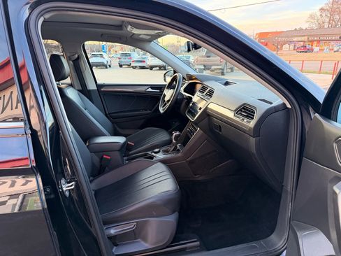 Used 2022 Volkswagen Tiguan SE image 32