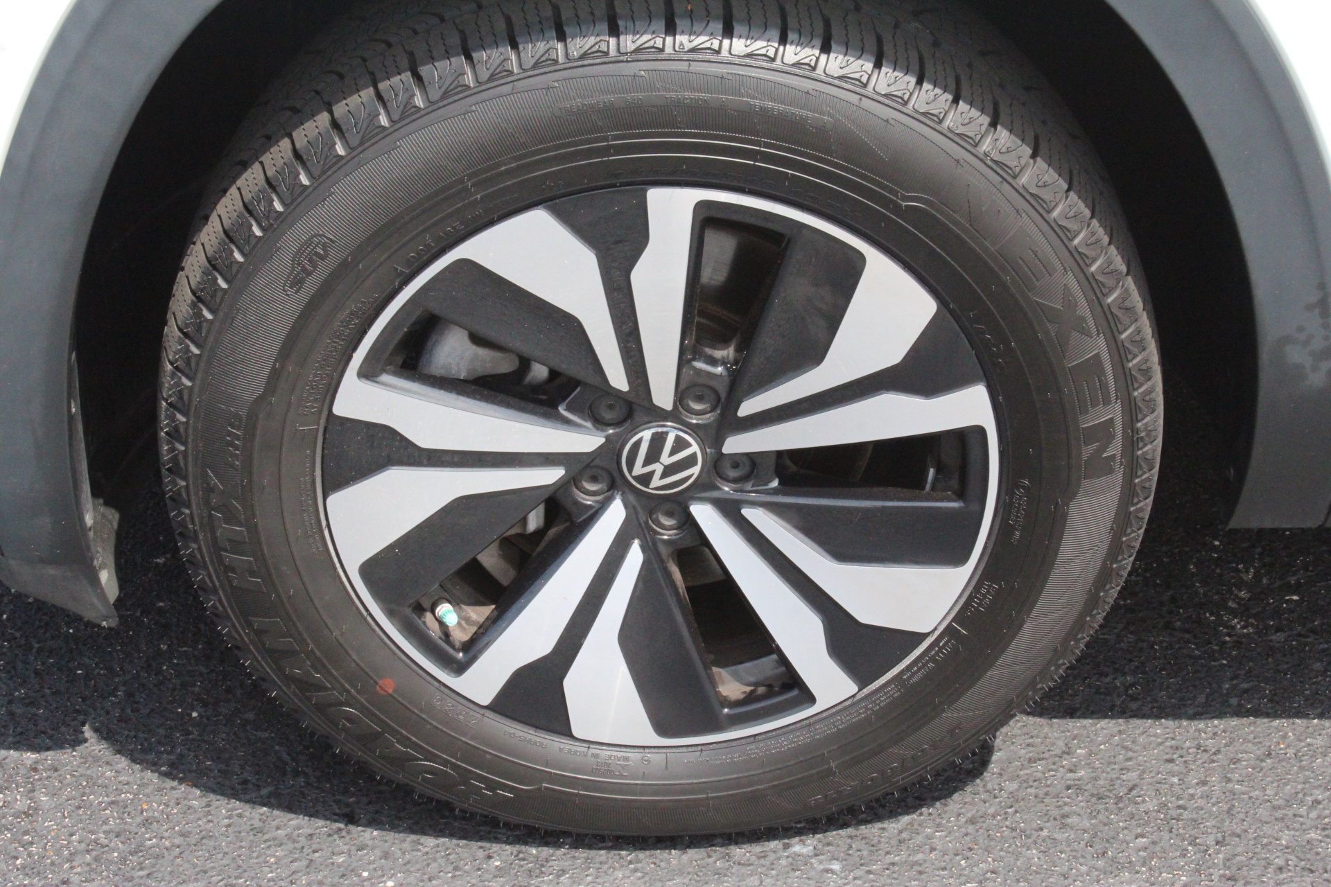 Used 2024 Volkswagen Atlas Cross Sport SE FWD image 10