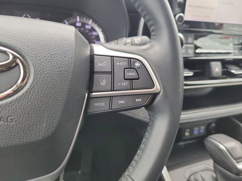 Used 2022 Toyota Highlander LE image 17