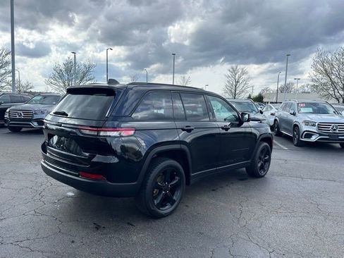 Used 2023 Jeep Grand Cherokee Limited w/ Black Appearance Package AWD/4WD image 9