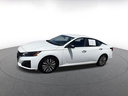 Used 2025 Nissan Altima 2.5 SV FWD image 8