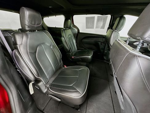 Certified 2025 Chrysler Pacifica Limited FWD image 40