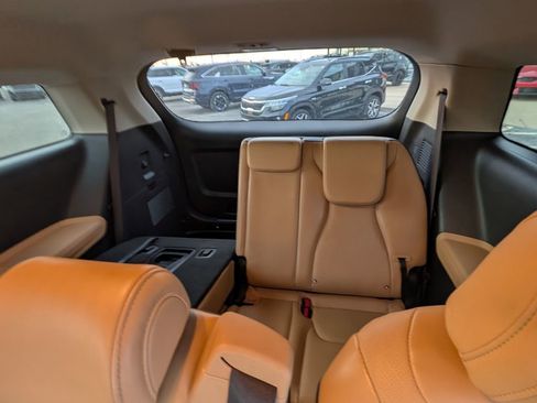 Used 2024 Kia Carnival LX image 10