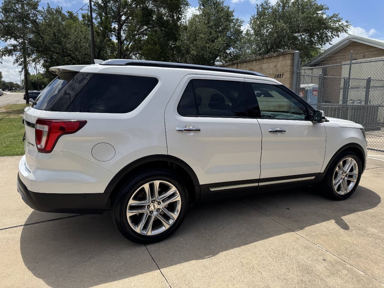 Used 2016 Ford Explorer Limited w/ Equipment Group 301A FWD image 11