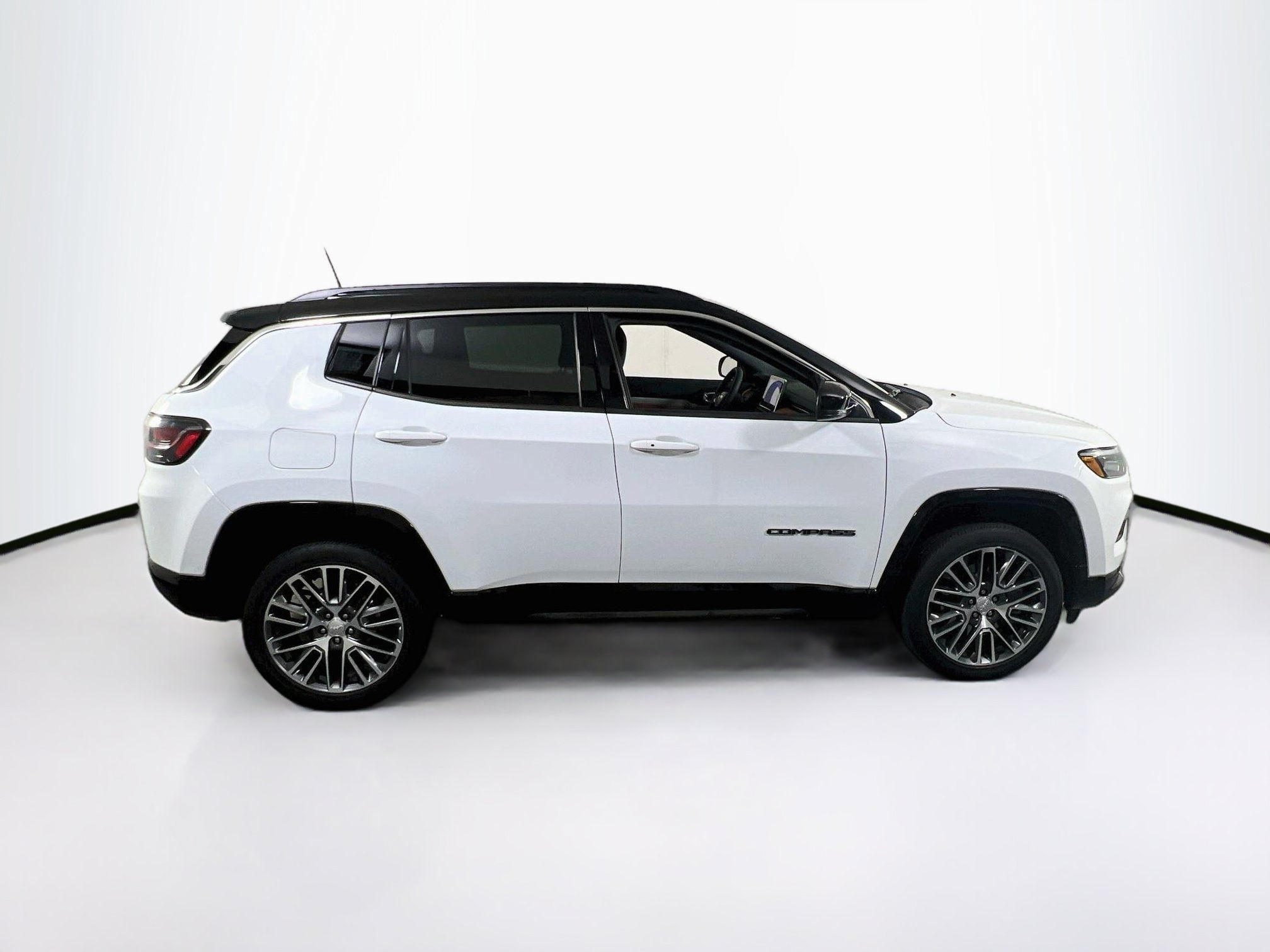 Used 2023 Jeep Compass Limited w/ Elite Group AWD/4WD image 4