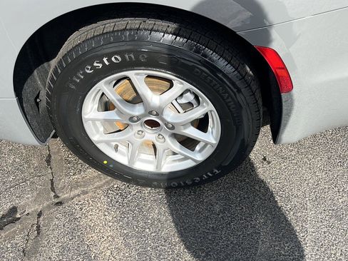 Used 2025 Chrysler Pacifica Select image 33