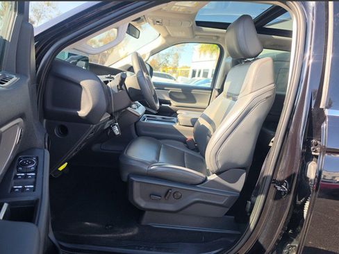 Used 2025 Ford Expedition Max Active RWD image 3
