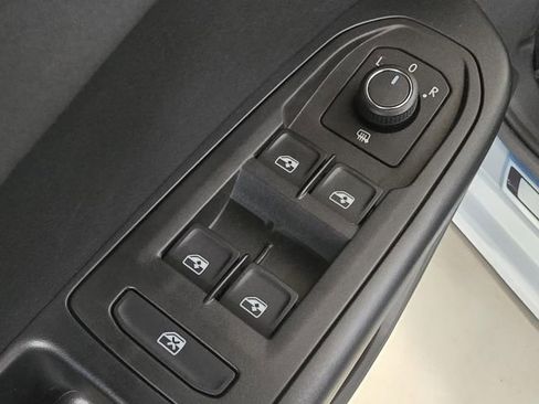 New 2026 Volkswagen Taos SE FWD image 16