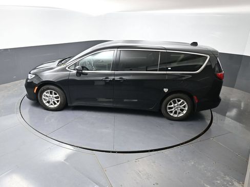 Used 2024 Chrysler Pacifica Touring-L FWD image 46