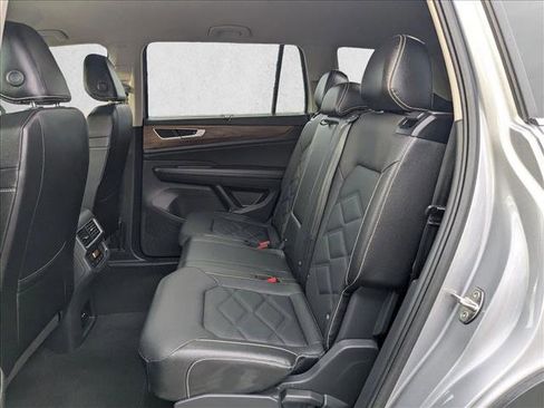 Used 2025 Volkswagen Atlas SE image 18
