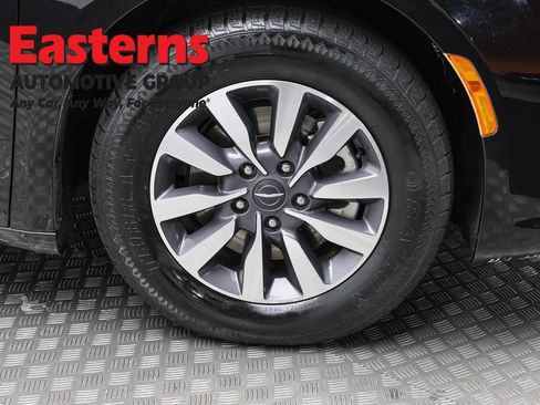Used 2024 Chrysler Pacifica Limited FWD image 31
