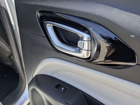 Used 2025 Jeep Compass Limited image 27