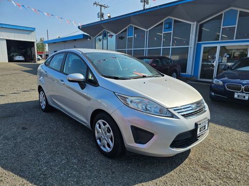 Used 2013 Ford Fiesta SE image 1