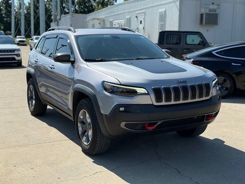Used 2019 Jeep Cherokee Trailhawk w/ Cold Weather Group AWD/4WD image 4