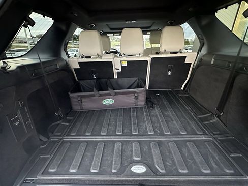 Used 2023 Land Rover Discovery S image 9