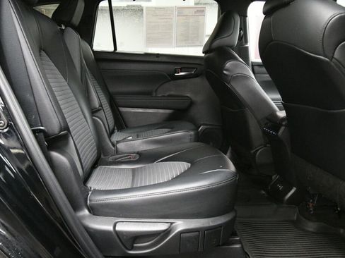 Used 2023 Toyota Highlander XSE image 28