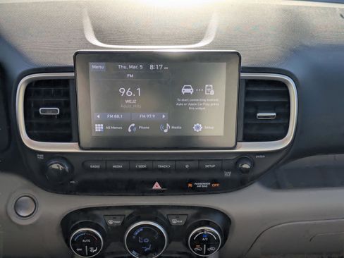 Certified 2024 Hyundai Venue SEL image 18