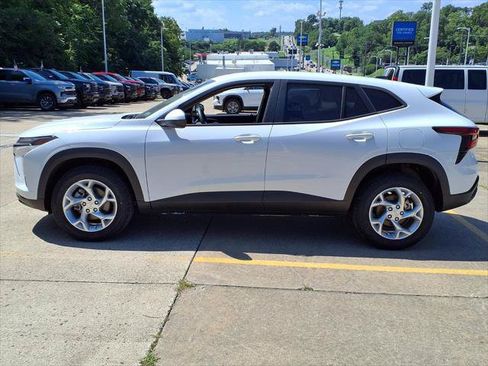 Used 2024 Chevrolet Trax LS w/ LS Convenience Package FWD image 5