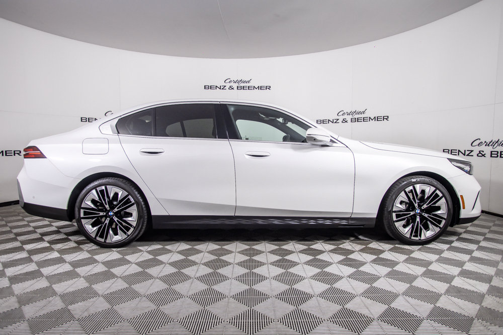 Used 2024 BMW 530i w/ Premium Package RWD image 3