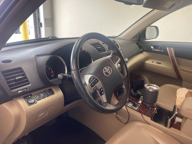 Used 2012 Toyota Highlander Limited w/ Tow Pkg FWD image 15