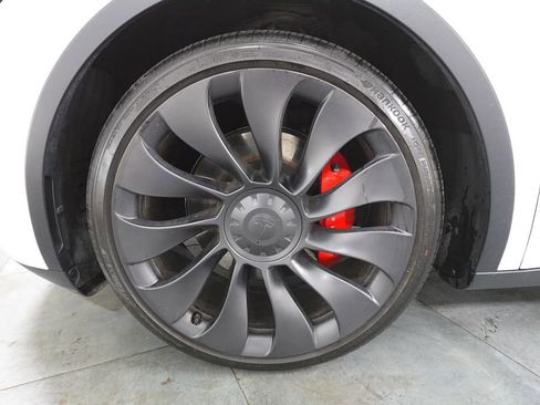 Used 2024 Tesla Model Y Performance image 32
