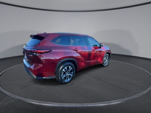 Used 2023 Toyota Highlander XLE image 14