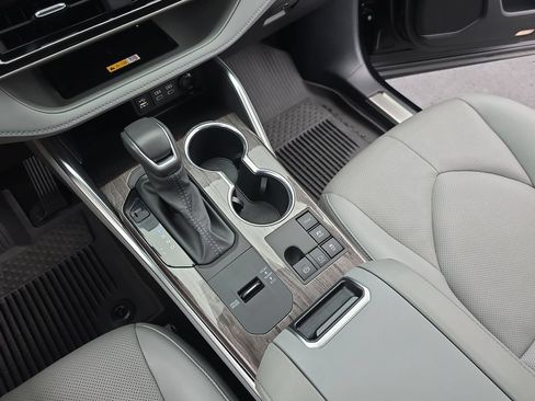 Certified 2025 Toyota Highlander Limited AWD/4WD image 30