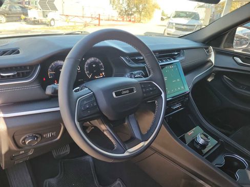 Used 2025 Jeep Grand Cherokee L Laredo image 2