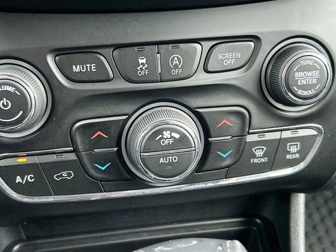 Used 2019 Jeep Cherokee Trailhawk w/ Cold Weather Group AWD/4WD image 33