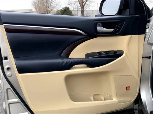 Used 2015 Toyota Highlander Limited image 19