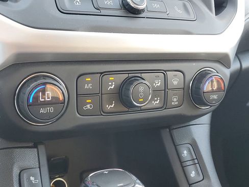 Used 2019 GMC Acadia SLE image 23