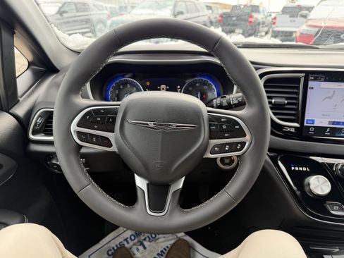 Used 2025 Chrysler Pacifica Select image 9