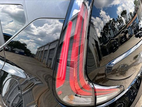 Used 2025 Kia Soul LX FWD image 28