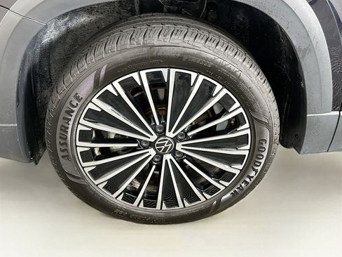 Used 2025 Volkswagen Taos SE image 11